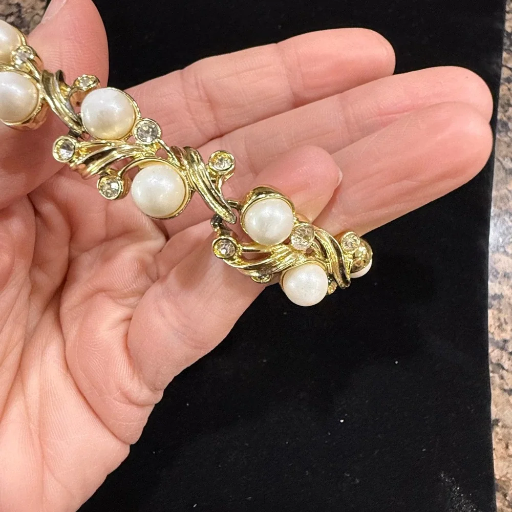 Vintage Gold‎ Tone Faux Pearl and Rhinestone Floral Link Bracelet Foldover Clasp